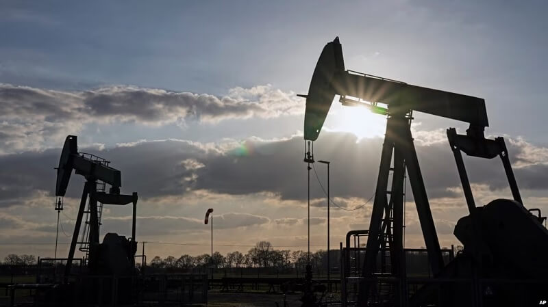 چهار منبع اوپک پلاس روز جمعه گفتند که بعید است اوپک پلاس سیاست فعلی تولید نفت خود را در جلسه آتی چهارم اکتبر تغییر دهد، زیرا کاهش عرضه و افزایش تقاضا باعث افزایش قیمت نفت می‌شود.